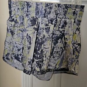 Lululemon sz 6 Track That shorts 5 in inseam. Dark grey, yellow, and white.